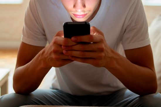 Мужчина держит в руках телефон